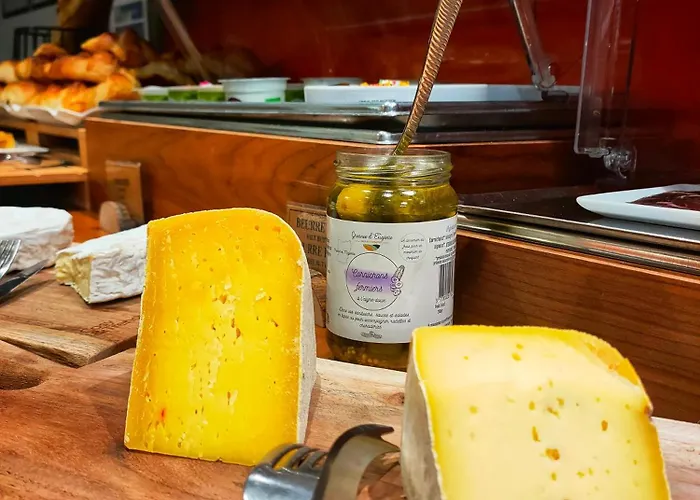 فندق Western De Paris لافال