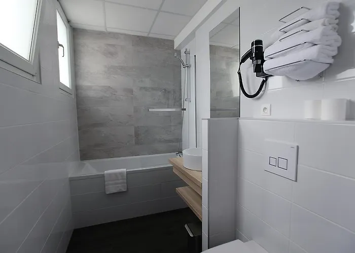 Western De Paris 3* لافال